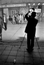 テーマ	フラッシュカメラマン/千代田区有楽町(旧)「日劇」前 (昭和40年10月15日撮影)昭42卒 菊池 武範