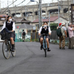 自由部門 街歩きの老人たちと学校帰りの少女たち 多久彰紀