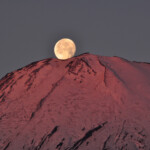 自由部門 居待月富士山頂に懸かる 大森 昭啓